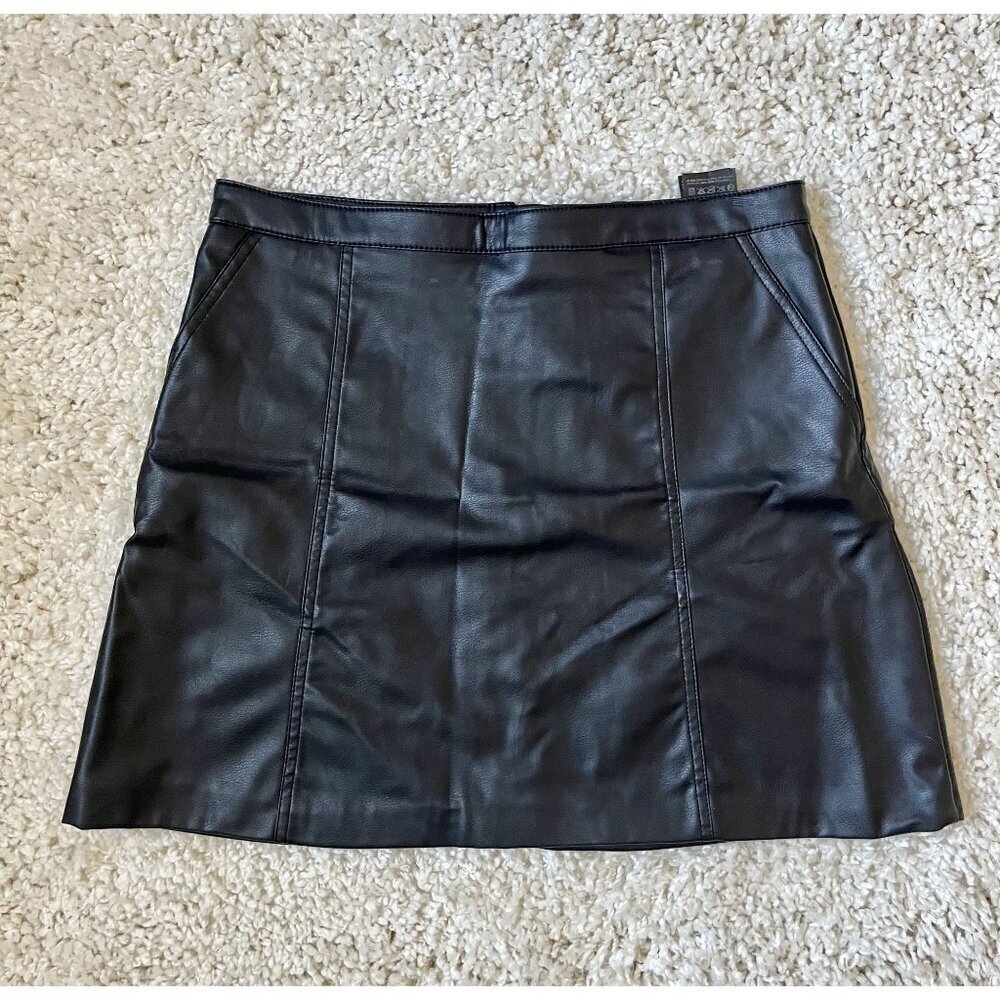 Divided H&M Black Faux Leather Mini Skirt With Exposed Back Zip & Pockets Size 1
